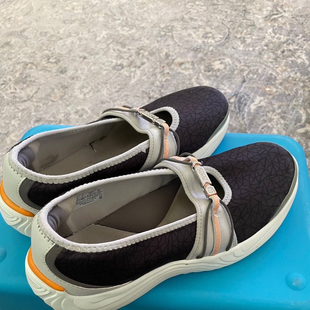 Womens Bzees sneakers